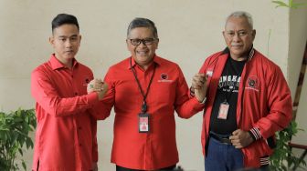 Wali Kota Solo Gibran Rakabuming Raka (kiri) bersama dengan Sekjen DPP PDIP Hasto Kristiyanto (tengah) dan Ketua Bidang Kehormatan PDIP Komarudin Watubun (kanan) saat berkunjung ke Kantor DPP PDIP di Jakarta Pusat, Senin (22/5/2023). [Suara.com/Alfian Winanto]