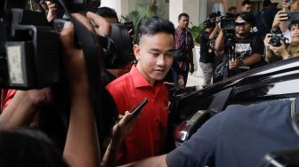 Wali Kota Solo Gibran Rakabuming Raka memberi pernyataan saat berkunjung ke Kantor DPP PDIP di Jakarta Pusat, Senin (22/5/2023). [Suara.com/Alfian Winanto]