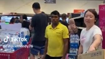 Video Diduga Warga Penang Malaysia Panic Buying Air Mineral di Supermarket, Terancam Kekeringan?