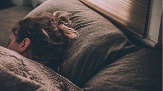 5 Tips Efektif Tidur Nyenyak di Malam Hari, Rapikan Kasur Terlebih Dulu