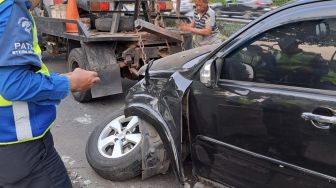 Braak!!! Toyota Rush 'Cium' Separator Busway di Jalan S Parman Jakbar, Ban Depan Copot