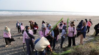 Mengembalikan Fungsi Ekologi Lewat Pandan Laut dan Bersih-Bersih Pantai di Bantul