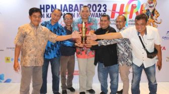 Plt Bupati Bogor Terima Penghargaan pada Perayaan Hari Pers Nasional Tingkat Jawa Barat Tahun 2023