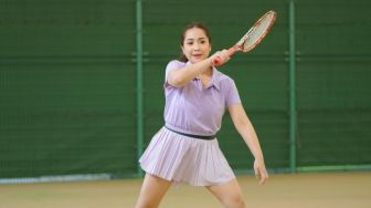 Dilatih Pelatih Profesional, Intip 7 Potret Keseruan Raffi Ahmad dan Nagita Slavina Main Tenis di Jepang