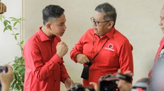 Wali Kota Solo Gibran Rakabuming Raka berbincang dengan Sekjen DPP PDIP Hasto Kristiyanto saat berkunjung ke Kantor DPP PDIP di Jakarta Pusat, Senin (22/5/2023). [Suara.com/Alfian Winanto]