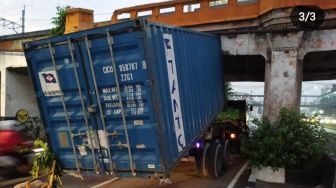 Jalan di Jatinegara Macet Gegara Ada Truk Kontainer Nyangkut di Kolong Gunung Antang