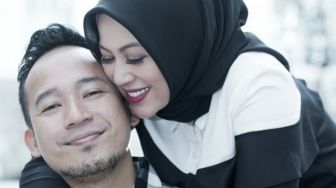 Diduga Promosi Judi Online, Nama Denny Cagur Didesak Dicoret KPU, Istrinya Bilang Begini