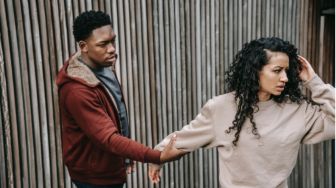 5 Alasan Seseorang Bersikap Dingin pada Pasangan, Ada Masalah atau Kecewa?