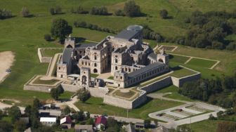 Kenal Lebih Dekat Pada Kastil Krzytopr, Lokasi Syuting MV 'Bite Me' ENHYPEN