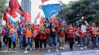 Massa dari berbagai serikat buruh/pekerja melakukan aksi unjuk rasa di depan Gedung Kementerian Ketenagakerjaan, Jakarta, Selasa (23/5/2023). [Suara.com/Alfian Winanto]
