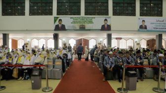 Jamaah calon haji embarkasi Jakarta di Asrama Haji Pondok Gede, Jakarta Timur, Selasa (23/5/2023). [Suara.com/Alfian Winanto]