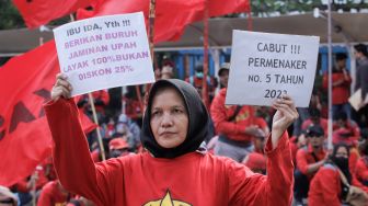 Massa dari berbagai serikat buruh/pekerja melakukan aksi unjuk rasa di depan Gedung Kementerian Ketenagakerjaan, Jakarta, Selasa (23/5/2023). [Suara.com/Alfian Winanto]
