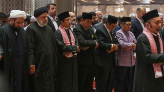 Presiden Iran Ebrahim Raisi (kedua kiri) melaksanakan ibadah shalat dzuhur berjamaah saat berkunjung ke Masjid Istiqlal, Jakarta, Rabu (24/5/2023). [Suara.com/Alfian Winanto]
