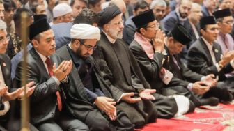 Presiden Iran Ebrahim Raisi (tengah) melaksanakan ibadah shalat dzuhur berjamaah saat berkunjung ke Masjid Istiqlal, Jakarta, Rabu (24/5/2023). [Suara.com/Alfian Winanto]