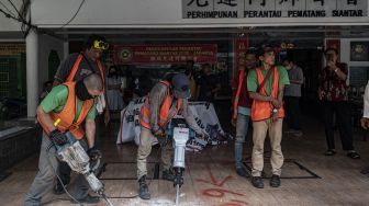 Pekerja membongkar bangunan ruko di Jalan Niaga Blok Z4 Utara dan Blok Z8 Selatan, Pluit, Jakarta, Rabu (24/5/2023). [ANTARA FOTO/Aprillio Akbar].