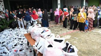 Harga Telur dan Bahan Pokok Meningkat, Relawan Sandiaga Uno Berikan Bantuan Ratusan Sembako Murah di Bogor