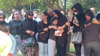 Tangis Tyas Mirasih Pecah di Pemakaman Sambil Peluk Bingkai Foto Ibunda