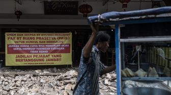 Spanduk penolakan pembongkaran bangunan ruko di Jalan Niaga Blok Z4 Utara dan Blok Z8 Selatan, Pluit, Jakarta, Rabu (24/5/2023). [ANTARA FOTO/Aprillio Akbar].