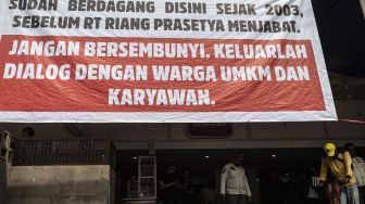 Spanduk penolakan pembongkaran bangunan ruko di Jalan Niaga Blok Z4 Utara dan Blok Z8 Selatan, Pluit, Jakarta, Rabu (24/5/2023). [ANTARA FOTO/Aprillio Akbar].