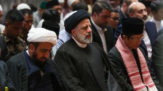 Presiden Iran Ebrahim Raisi (tengah) melaksanakan ibadah shalat dzuhur berjamaah saat berkunjung ke Masjid Istiqlal, Jakarta, Rabu (24/5/2023). [Suara.com/Alfian Winanto]