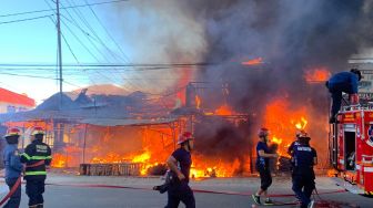 5 Bangunan di Padang Terbakar, 3 Toko dan 2 Rumah Warga