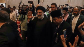 Presiden Iran Ebrahim Raisi menyapa warga saat berkunjung ke Masjid Istiqlal, Jakarta, Rabu (24/5/2023). [Suara.com/Alfian Winanto]