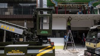 Pekerja membongkar bangunan ruko di Jalan Niaga Blok Z4 Utara dan Blok Z8 Selatan, Pluit, Jakarta, Rabu (24/5/2023). [ANTARA FOTO/Aprillio Akbar].