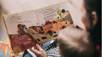 4 Tips Menumbuhkan Minat Baca pada Anak yang Bisa Orang Tua Terapkan
