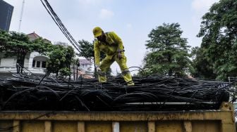 Petugas Dinas Bina Marga DKI Jakarta melakukan penataan kabel utilitas di sekitar Jalan Haji Agus Salim, Jakarta Pusat, Rabu (24/5/2023). [Suara.com/Alfian Winanto]