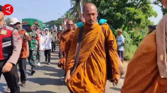 Sampai Ambarawa, Biksu Jalan Kaki dari Thailand Disambut Pawai Seru: Makin ke Sini Makin Meriah
