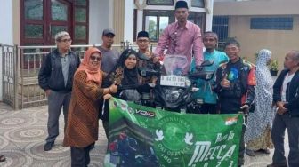 Suami-Istri Tua Asal Agam Pakai Motor Naik Haji ke Mekkah, Misinya Ibadah dan Promosikan Indonesia ke Negara Lain