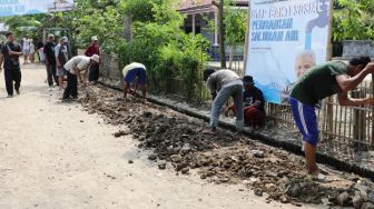 GMP Tebar Kebaikan dan Gelar Baksos Perbaikan Saluran Air di Subang