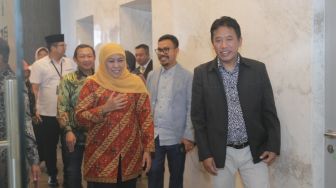 Gubernur Jawa Timur, Khofifah Indar Parawansa bersama CEO Suara.com Suwarjono di Jatim Media Summit 2023, Surabaya, Jawa Timur, Rabu (24/5/2023). [Foto dok. JMS]