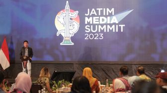 CEO sekaligus Pemimpin Redajsi Suara.com Suwarjono memberikan sambutan di Jatim Media Summit 2023, Surabaya, Jawa Timur, Rabu (24/5/2023). [Foto dok. JMS]