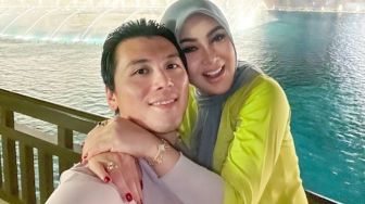 Syahrini Pamer Dapat Kejutan Ultah dari Reino Barack, Caption Jadi Sorotan: Padahal Beli Kue Sendiri