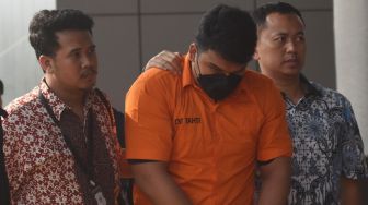 Tersangka kasus penganiayaan terhadap David Ozora, Shane Lukas (tengah) tiba saat pelimpahan tahap II tersangka dan barang bukti di Kejaksaan Negeri Jakarta Selatan, Jumat (26/5/2023).[ANTARA FOTO/Indrianto Eko Suwarso].