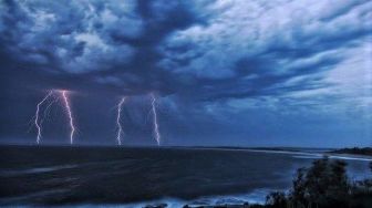 Peringatan Hujan Petir dan Ketinggian Gelombang Rendah di Perairan Batam