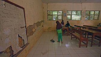 Sejumlah murid beraktivitas di ruang kelas yang rusak di SD Negeri Tanjung Ilir, Sayar, Kota Serang, Banten, Sabtu (27/5/2023). [ANTARA FOTO/Asep Fathulrahman].
