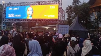 'Kak, Kopinya...' Pedagang Berbisik di Area Konser Suga BTS, Takut Keciduk Petugas Keamanan
