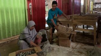 Menabung Puluhan Tahun, Penjual Ikan Asin di Banjarnegara ini Akhirnya Bisa Berangkat Haji
