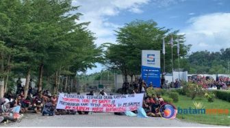 Sebut Debu PT Saipem Rusak Kesehatan, Warga Desa Pangke Karimun Demo Sampai Blokir Pintu Masuk
