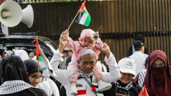 Massa yang tergabung Aqsa Working Group saat menggelar aksi solidaritas untuk Palestina di Kedutaan Besar Palestina, Jakarta Pusat, Senin (29/5/2023). [Suara.com/Alfian Winanto]