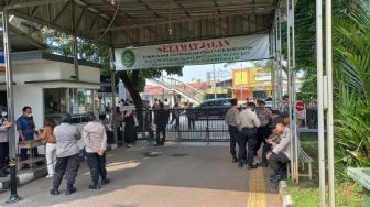 Polisi Jaga Ketat Sidang Kasus Lord Luhut di PN Jaktim: Dilarang Masuk Ruang Sidang, Kecuali Pengacara dan Jaksa!