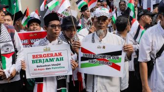 Massa yang tergabung Aqsa Working Group saat menggelar aksi solidaritas untuk Palestina di Kedutaan Besar Palestina, Jakarta Pusat, Senin (29/5/2023). [Suara.com/Alfian Winanto]