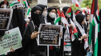 Massa yang tergabung Aqsa Working Group saat menggelar aksi solidaritas untuk Palestina di Kedutaan Besar Palestina, Jakarta Pusat, Senin (29/5/2023). [Suara.com/Alfian Winanto]