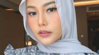 5 Inspirasi Outfit Hangout ala Dara Arafah, Selebgram yang Berhijab