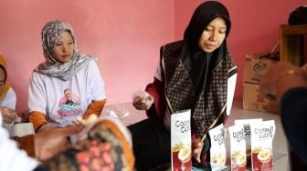 Wanita Nelayan Beri Bantuan Pelatihan dan Rumah Produksi Keripik Kelapa di Pangandaran