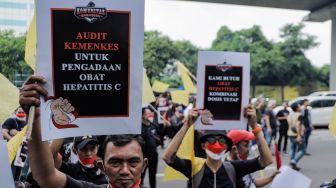 Massa menggelar aksi unjuk rasa di depan Gedung Kementerian Kesehatan, Kuningan, Jakarta Selatan, Senin (29/5/2023). [Suara.com/Alfian Winanto]