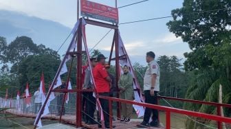 Mudahkan Warga Bermobilitas, Mensos Risma Resmikan Jembatan Gantung di Dharmasraya