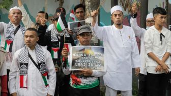 Massa yang tergabung Aqsa Working Group saat menggelar aksi solidaritas untuk Palestina di Kedutaan Besar Palestina, Jakarta Pusat, Senin (29/5/2023). [Suara.com/Alfian Winanto]